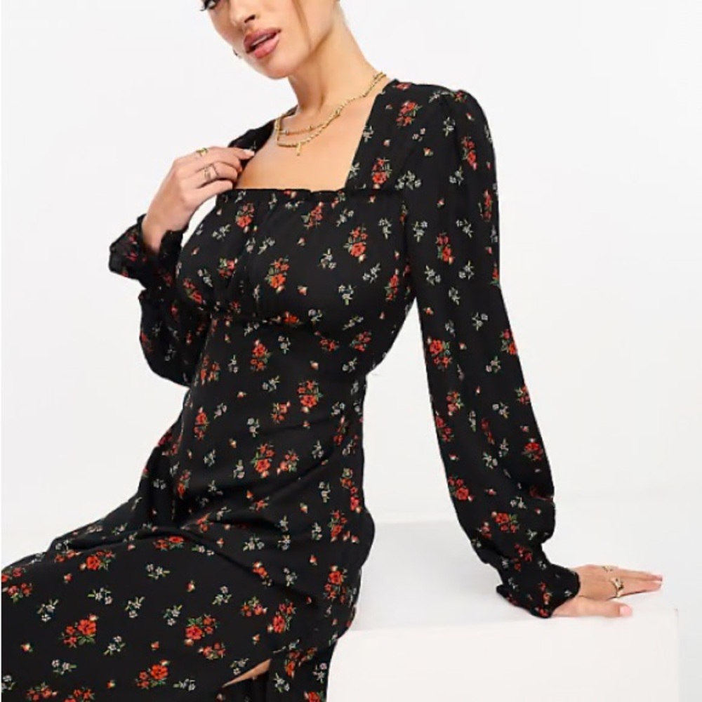 QED London Sweetheart neck shirring midi dress in navy floral
